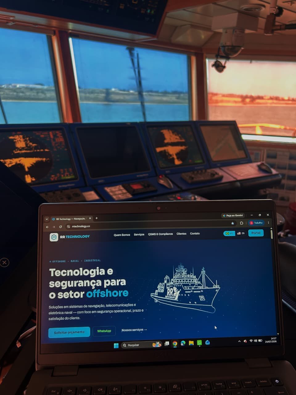 Equipe RR Technology a bordo — manutenção de sistemas de navegação e radar em embarcação offshore